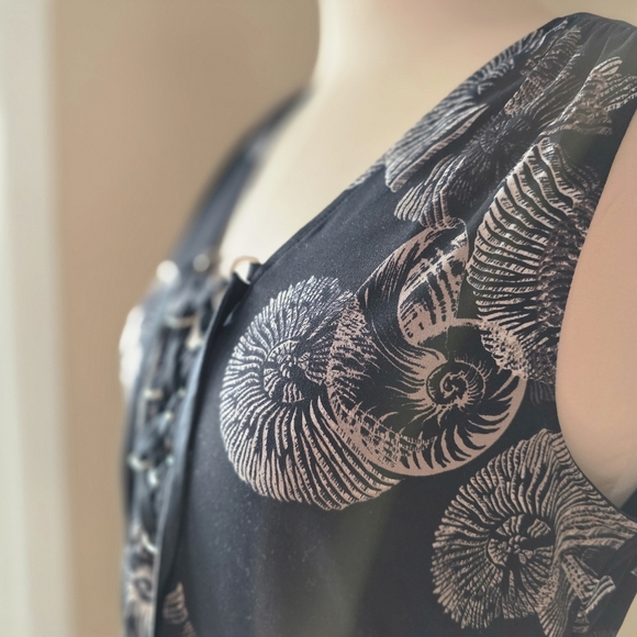 WHBM Black & White Nautilus Shell Print Lace-Up Tank Top Size S - Picture 3 of 7